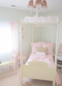 Pale grn wall girls room